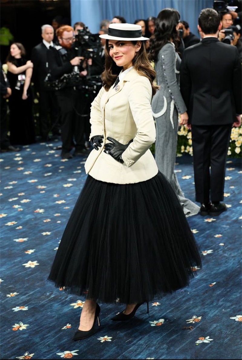 White Women Office Suits Skirt - مراجعة Women Formal Wear With Black Blazer وسعره